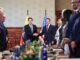 Presidente do Equador, Daniel Noboa, apertando a mão de um representante dos Estados Unidos durante reunião oficial, com bandeiras do Equador e dos EUA ao fundo, em 4 de setembro de 2025.