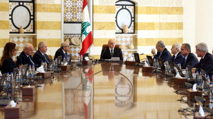 Presidente Aoun lidera reunião do Gabinete sobre ataques israelenses no sul do Líbano Reunião do Conselho de Ministros do Líbano no Palácio Baabda, com o presidente Joseph Aoun e ministros discutindo ataques israelenses no sul do país e medidas das Forças Armadas Libanesas.