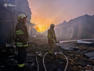 Bombeiros ucranianos combatendo incêndios em ruas destruídas após ataques em várias regiões da Ucrânia, 6 de setembro de 2025.