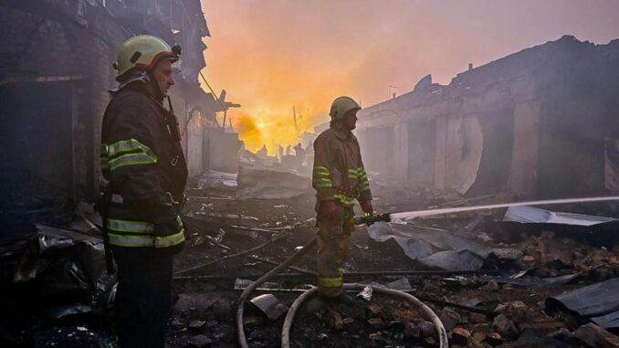 Bombeiros Combatem Incêndios Após Ataques em Ucrânia – Setembro 2025 Bombeiros ucranianos combatendo incêndios em ruas destruídas após ataques em várias regiões da Ucrânia, 6 de setembro de 2025.