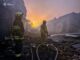 Bombeiros ucranianos combatendo incêndios em ruas destruídas após ataques em várias regiões da Ucrânia, 6 de setembro de 2025.