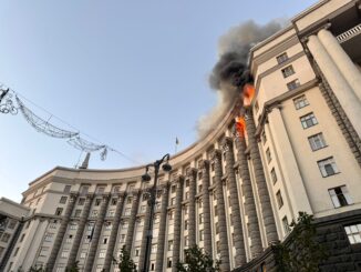 Prédio do governo em Kiev em chamas após ataque aéreo russo