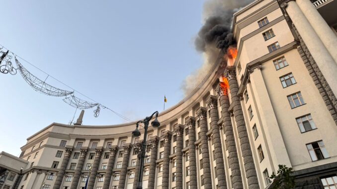 Ataque russo atinge governo em Kiev Prédio do governo em Kiev em chamas após ataque aéreo russo