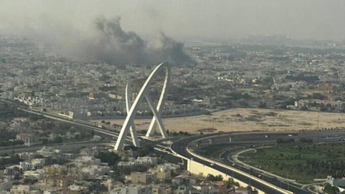 Fumaça preta sobe sobre a cidade de Doha, Catar, após explosões de ataque aéreo, com destaque para o icônico arco da cidade ao fundo.