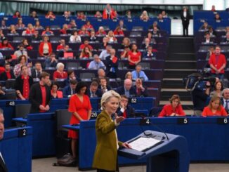 Ursula von der Leyen discursando no Parlamento Europeu, com parlamentares sentados ao fundo.