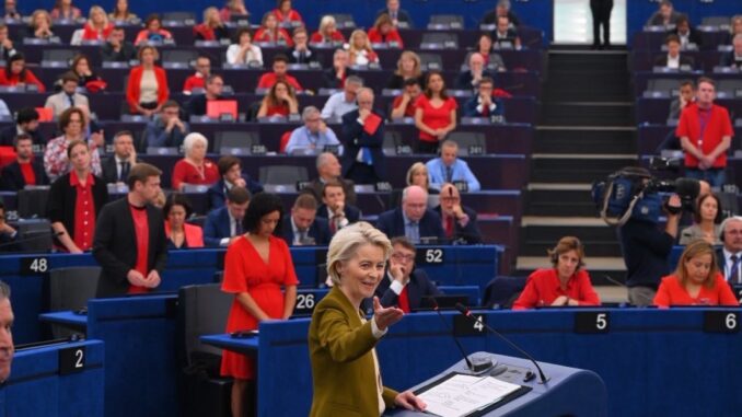 Ursula von der Leyen no Parlamento Europeu Ursula von der Leyen discursando no Parlamento Europeu, com parlamentares sentados ao fundo.