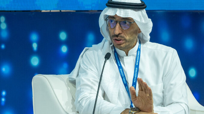 Executivo da ACWA Power falando em painel sobre energias renováveis, sistemas integrados de água e energia e transição energética durante o GWECCC 2025.
