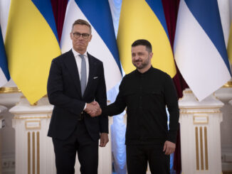 Volodymyr Zelensky aperta a mão do presidente da Finlândia durante encontro em Kiev, em 11 de setembro de 2025.