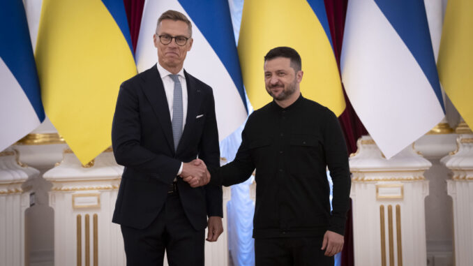 Volodymyr Zelensky aperta a mão do presidente da Finlândia durante encontro em Kiev, em 11 de setembro de 2025.
