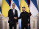 Volodymyr Zelensky aperta a mão do presidente da Finlândia durante encontro em Kiev, em 11 de setembro de 2025.