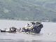 Acidente fluvial no rio Congo na República Democrática do Congo: barco sobrecarregado começa a virar com passageiros à bordo.