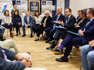 Sébastien Lecornu participa de reunião com equipe e profissionais de saúde em Mâcon, Saône-et-Loire, discutindo expansão do programa France Santé.