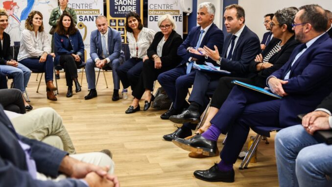 Sébastien Lecornu participa de reunião com equipe e profissionais de saúde em Mâcon, Saône-et-Loire, discutindo expansão do programa France Santé.