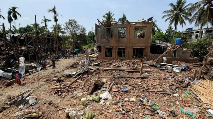 Devastação em Rakhine: Consequências do ataque aéreo Escola destruída em Thayet Thapin, estado de Rakhine, Mianmar, após ataque aéreo da junta militar, com destroços espalhados e poucas pessoas no local.