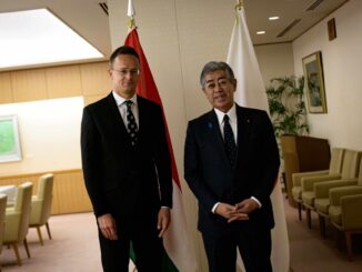 Ministro japonês Takeshi Iwaya com o Ministro das Relações Exteriores da Hungria em reunião oficial, com bandeiras do Japão e Hungria ao fundo.