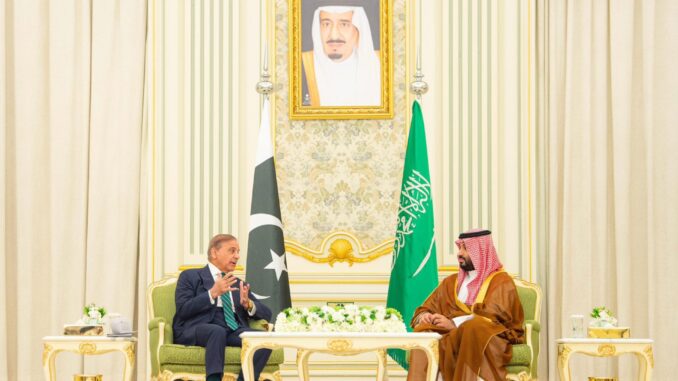 Primeiro-Ministro do Paquistão Shehbaz Sharif e Príncipe herdeiro da Arábia Saudita Mohammed bin Salman posam juntos após a assinatura da Declaração Conjunta de Defesa, simbolizando a cooperação militar entre os dois países.