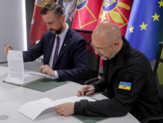 Ministro da Defesa da Ucrânia, Denys Shmyhal, e Vice-Primeiro-Ministro da Polônia e Ministro da Defesa Nacional, Władysław Kosiniak-Kamysz, assinando acordo de cooperação em drones e defesa aérea.