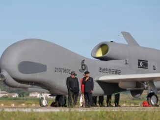 Kim Jong-un observa voo de drone militar Kumson na Coreia do Norte, destacando avanços tecnológicos e integração de inteligência artificial.