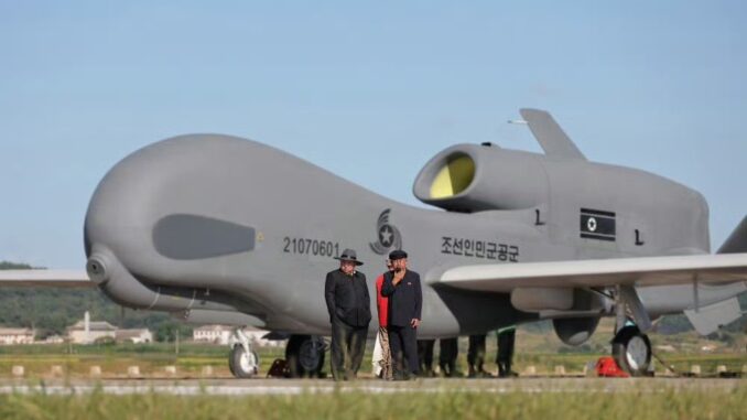 Kim Jong-un Supervisiona Testes de Drone Kumson Kim Jong-un observa voo de drone militar Kumson na Coreia do Norte, destacando avanços tecnológicos e integração de inteligência artificial.