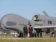 Kim Jong-un observa voo de drone militar Kumson na Coreia do Norte, destacando avanços tecnológicos e integração de inteligência artificial.