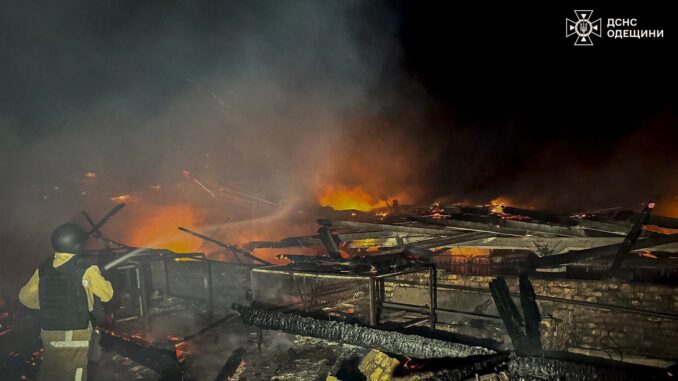 Defesa ucraniana resiste a ataque massivo de drones e mísseis Soldado ucraniano combate incêndio em prédio destruído durante ataque noturno russo com drones e mísseis.
