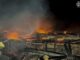 Soldado ucraniano combate incêndio em prédio destruído durante ataque noturno russo com drones e mísseis.