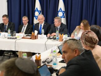 Benjamin Netanyahu e membros do governo israelense durante reunião oficial em 21 de setembro, com bandeiras de Israel ao fundo.