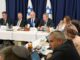 Benjamin Netanyahu e membros do governo israelense durante reunião oficial em 21 de setembro, com bandeiras de Israel ao fundo.
