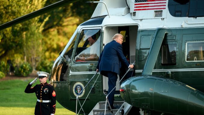 Presidente Donald Trump embarcando em helicóptero oficial a caminho da Assembleia Geral da ONU