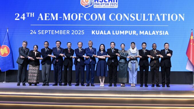Secretário-Geral da ASEAN, Dr. Kao Kim Hourn, participando da 24ª Consulta AEM-MOFCOM em Kuala Lumpur, discutindo a atualização do Protocolo ACFTA 3.0 e cooperação econômica ASEAN-China em 24 de setembro de 2025.