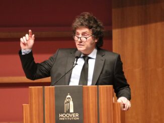 Javier Milei durante discurso na Hoover Institution