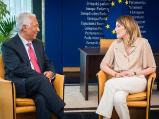 António Costa, presidente do Conselho Europeu, e Roberta Metsola, presidente do Parlamento Europeu, conversando durante reunião oficial no Parlamento Europeu, julho de 2024.