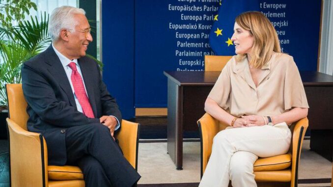 António Costa, presidente do Conselho Europeu, e Roberta Metsola, presidente do Parlamento Europeu, conversando durante reunião oficial no Parlamento Europeu, julho de 2024.