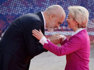O primeiro-ministro da Albânia, Edi Rama, cumprimenta Ursula von der Leyen em gesto cordial, durante encontro oficial.