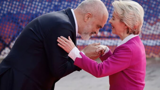 O primeiro-ministro da Albânia, Edi Rama, cumprimenta Ursula von der Leyen em gesto cordial, durante encontro oficial.