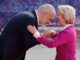 O primeiro-ministro da Albânia, Edi Rama, cumprimenta Ursula von der Leyen em gesto cordial, durante encontro oficial.