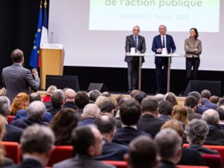 Políticos franceses em conferência sobre ação pública em Paris, fevereiro de 2025