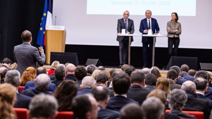 conferencia-politica-franca-2025.jpg Políticos franceses em conferência sobre ação pública em Paris, fevereiro de 2025