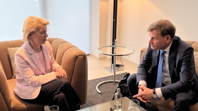 Wadephul e von der Leyen discutem futuro europeu Ministro alemão Johann Wadephul reunido com a Presidente da Comissão Europeia Ursula von der Leyen em Bruxelas, sentados em sofás, conversando de forma séria em um ambiente de escritório.