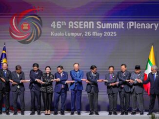 Líderes da ASEAN acenando e acorrentando as mãos durante a Cúpula da ASEAN em Kuala Lumpur, Malásia, em 26 de maio de 2025.