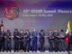 Líderes da ASEAN acenando e acorrentando as mãos durante a Cúpula da ASEAN em Kuala Lumpur, Malásia, em 26 de maio de 2025.
