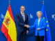 Pedro Sánchez, primeiro-ministro da Espanha, cumprimenta Ursula von der Leyen, presidente da Comissão Europeia, durante encontro oficial em Bruxelas.