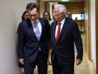 António Costa em reunião com o presidente da Assembleia Parlamentar da OTAN, Marcos Perestre, discutindo cooperação e desafios de segurança.
