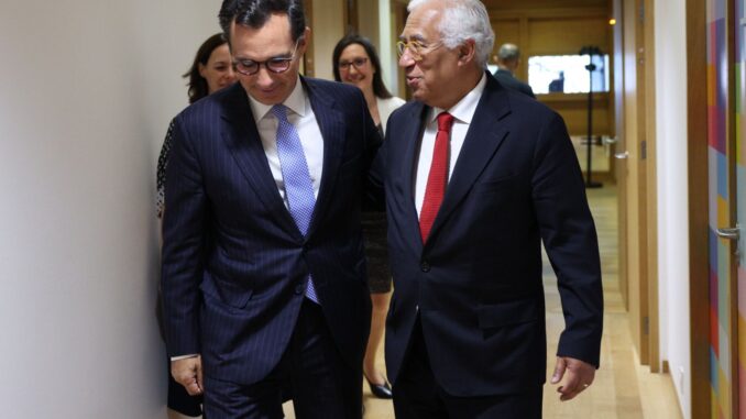 António Costa em reunião com o presidente da Assembleia Parlamentar da OTAN, Marcos Perestre, discutindo cooperação e desafios de segurança.