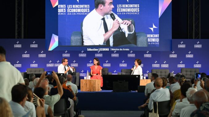 Sébastien Lecornu debate economia em Aix-en-Provence Sébastien Lecornu participa de debate no evento "Les Rencontres Économiques" em Aix-en-Provence, França, diante de uma plateia.