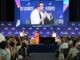 Sébastien Lecornu participa de debate no evento "Les Rencontres Économiques" em Aix-en-Provence, França, diante de uma plateia.