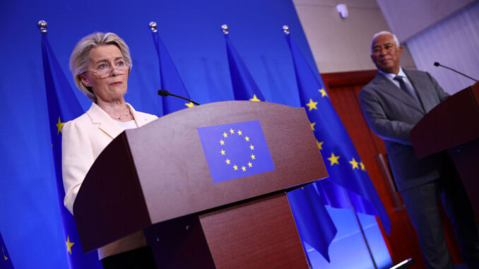 UE discute novo plano de defesa em meio a tensões externas Ursula von der Leyen em coletiva de imprensa ao lado de autoridades europeias, com bandeiras da União Europeia ao fundo.