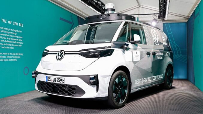 Carro autônomo Volkswagen ID. Buzz como representação de robotáxis.