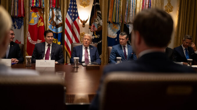 Presidente Donald Trump em reunião de gabinete sobre crime, segurança pública e apoio à força de trabalho, 26 de agosto de 2025.