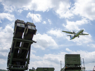 Sistema de defesa aérea taiwanês com mísseis prontos, enquanto avião sobrevoa o céu nublado.